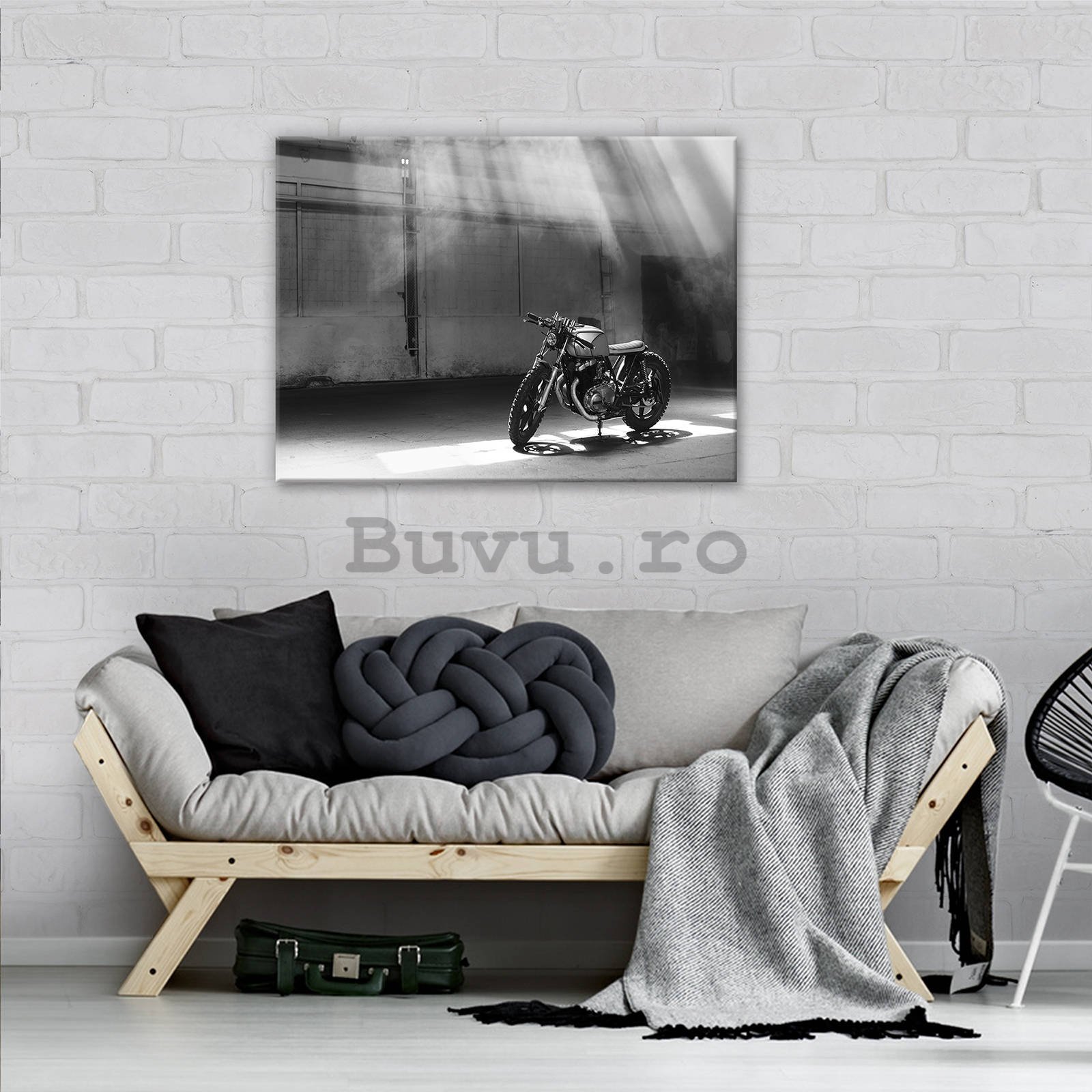 Tablou canvas: Motocicletă parcată (alb-negru) - 80x60 cm